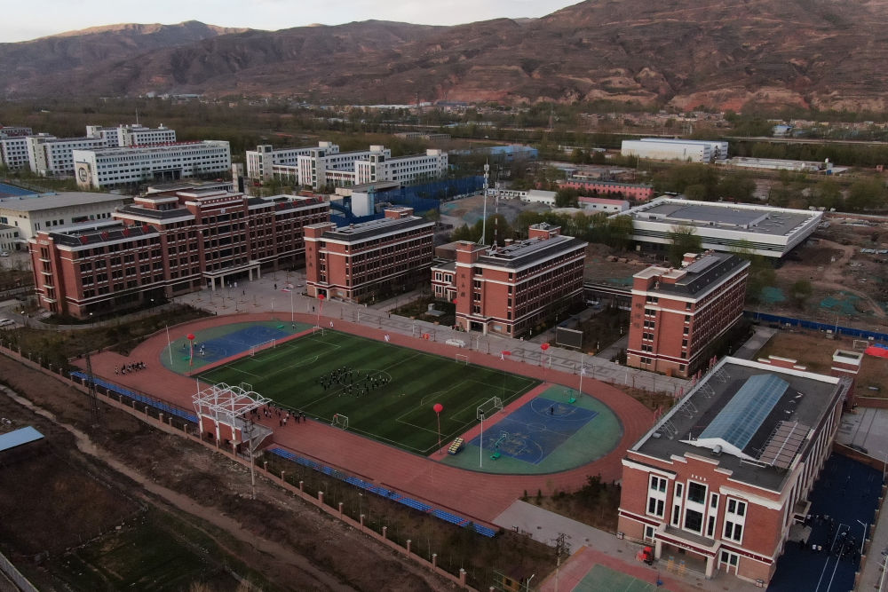 西宁民族中学于2017年在西宁破土动工在上海市对口帮扶下青海省果洛