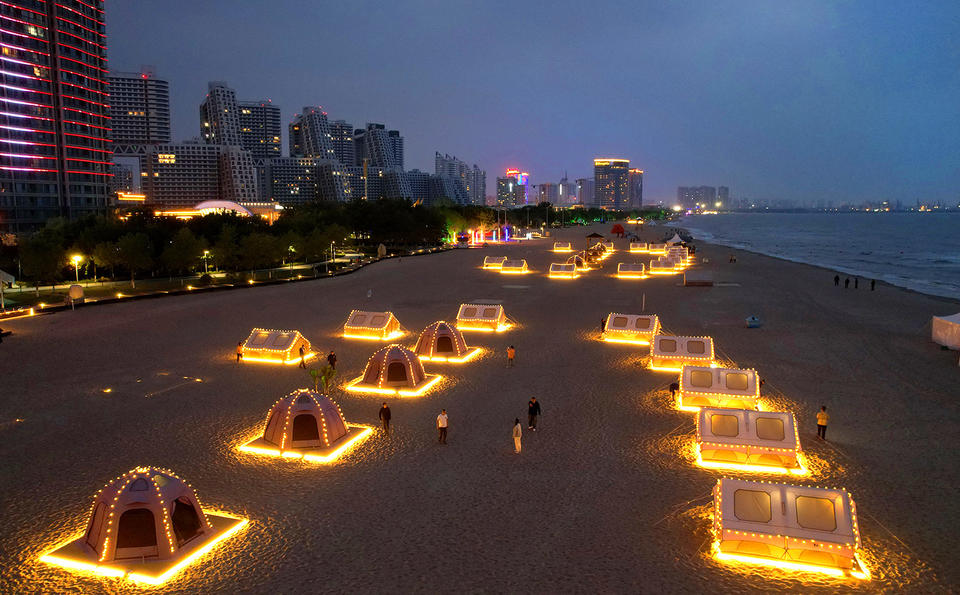 5月10日拍摄的秦皇岛市金梦海湾的沙滩帐篷营地夜景（无人机照片）。新华社