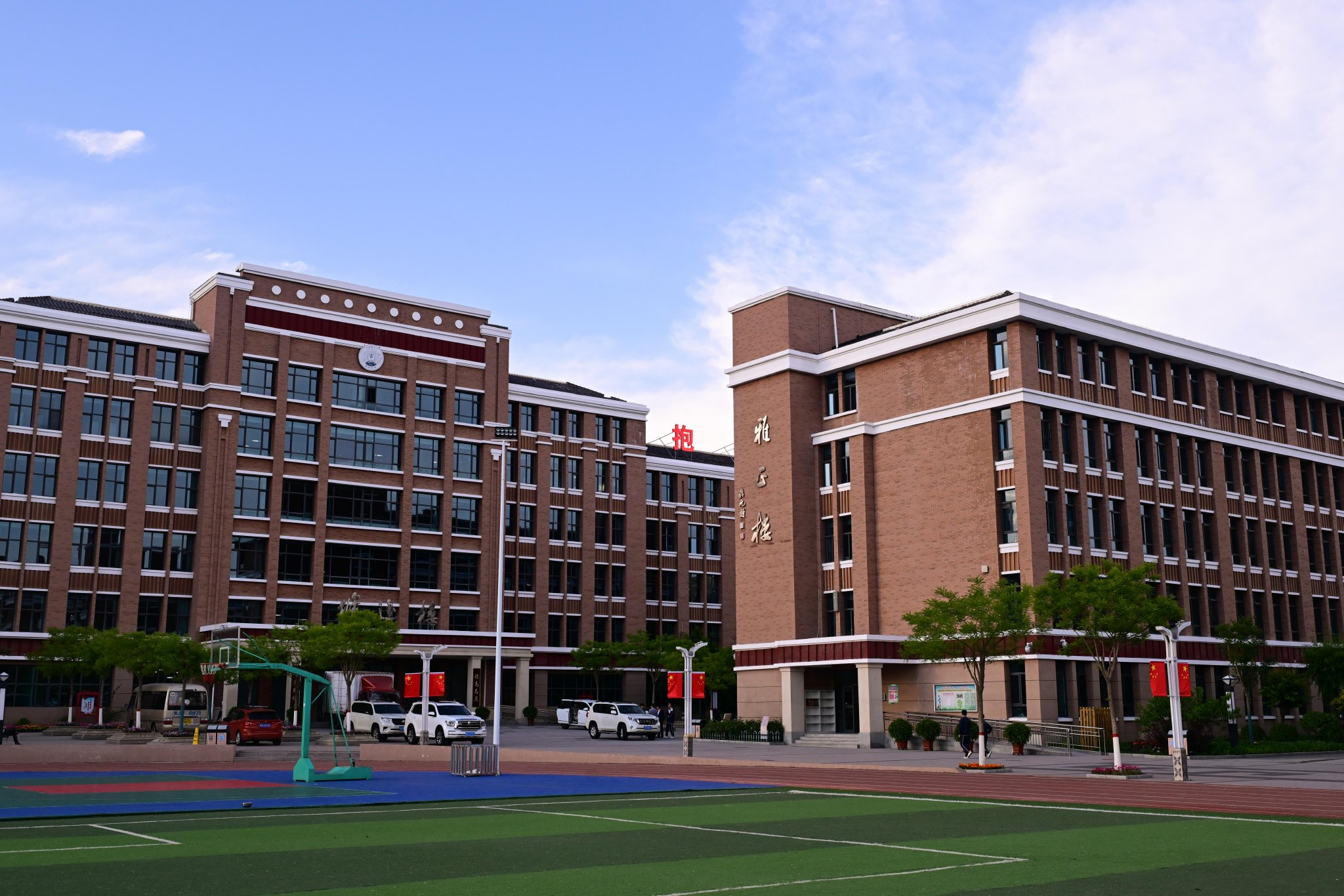 这是近日拍摄的果洛西宁民族中学一角.新华社记者 张龙 摄