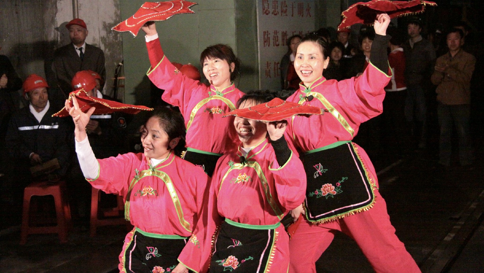 2005年6月安全生产月，矿嫂们到矿上慰问演出