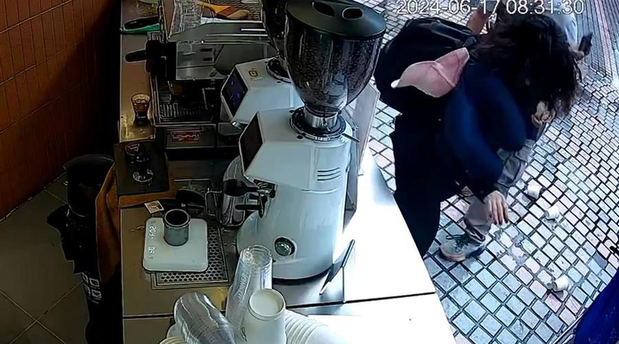 Manner咖啡梅花路1047号门店，男子扇顾客耳光（监控视频截图）