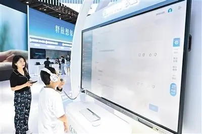 小朋友在中国国际智能产业博览会会场体验大语言模型产品。新华社记者 王全超摄