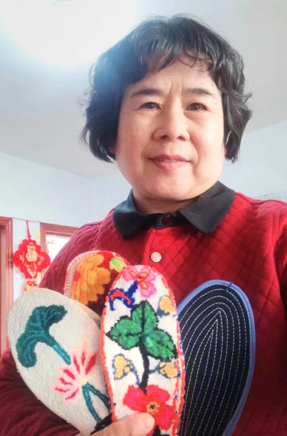 孟冬英至今收藏着当年缝制的鞋垫