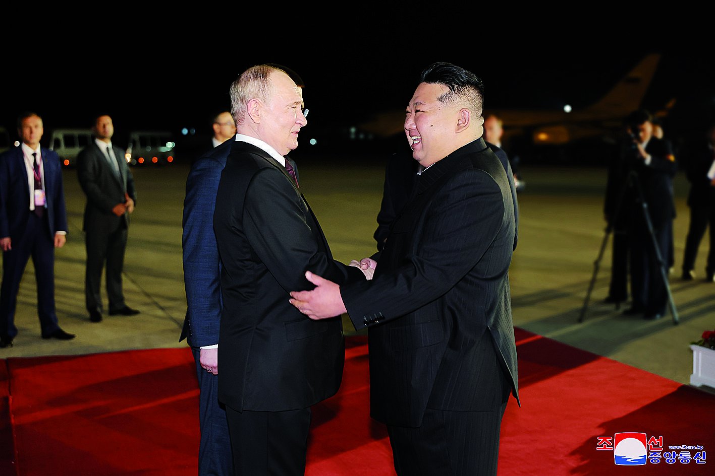 金正恩在平壤国际机场迎接俄罗斯总统普京到访 新华社/朝中社