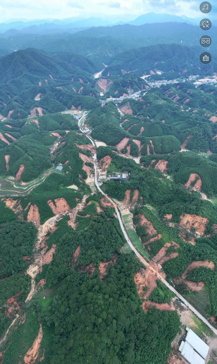 无人机拍摄的照片中，下坝村所在山区山体滑坡严重。