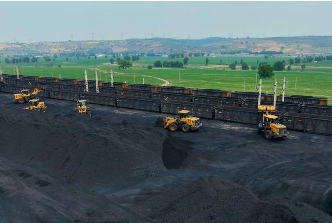 图为国家能源集团销售集团组织的保供煤进行装车作业