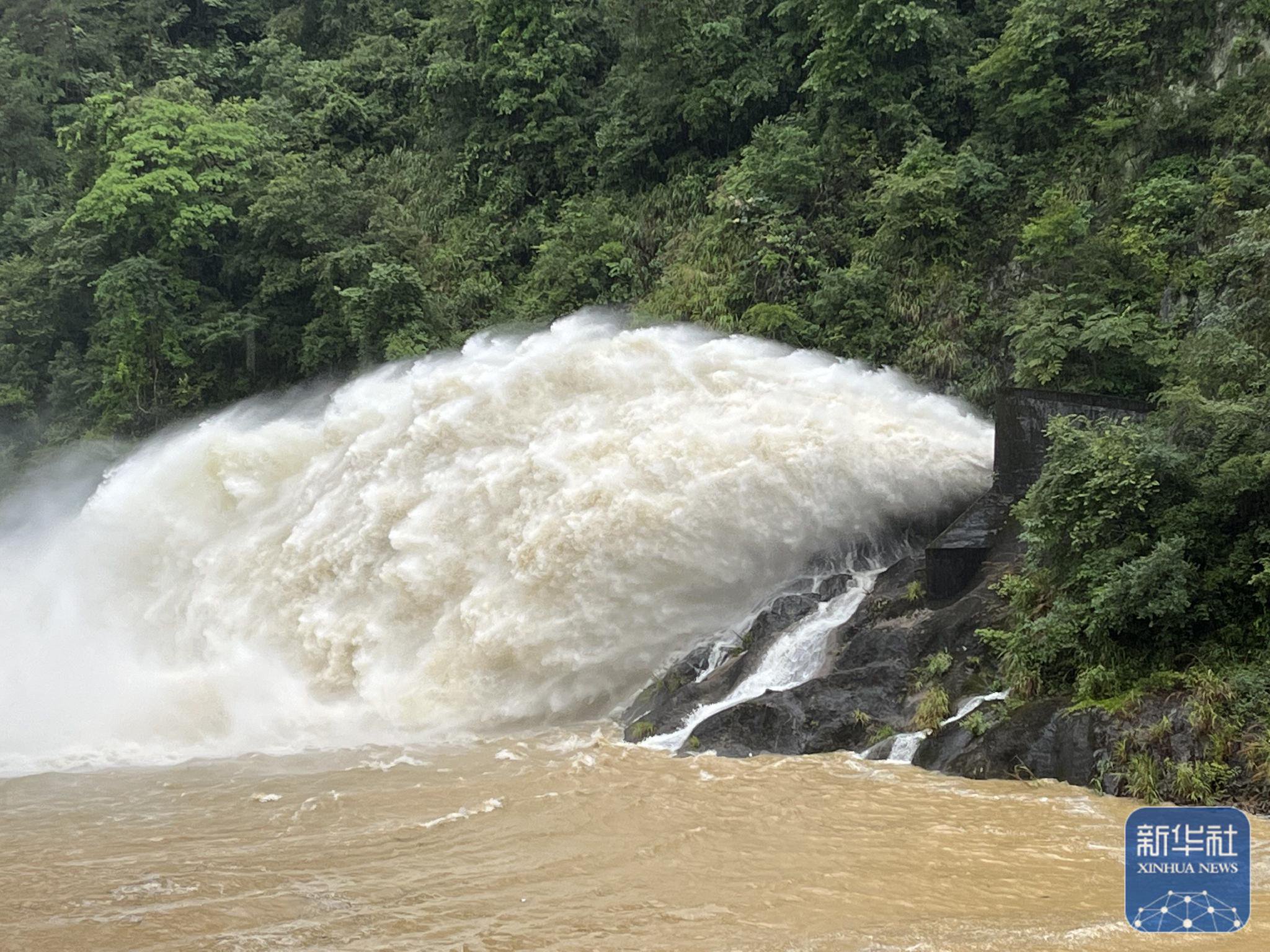 安徽黄山:多措并举应对强降雨