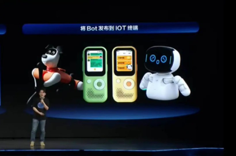 ▲ 字节展示了 3 款豆包大模型与硬件厂商合作的 AI 硬件