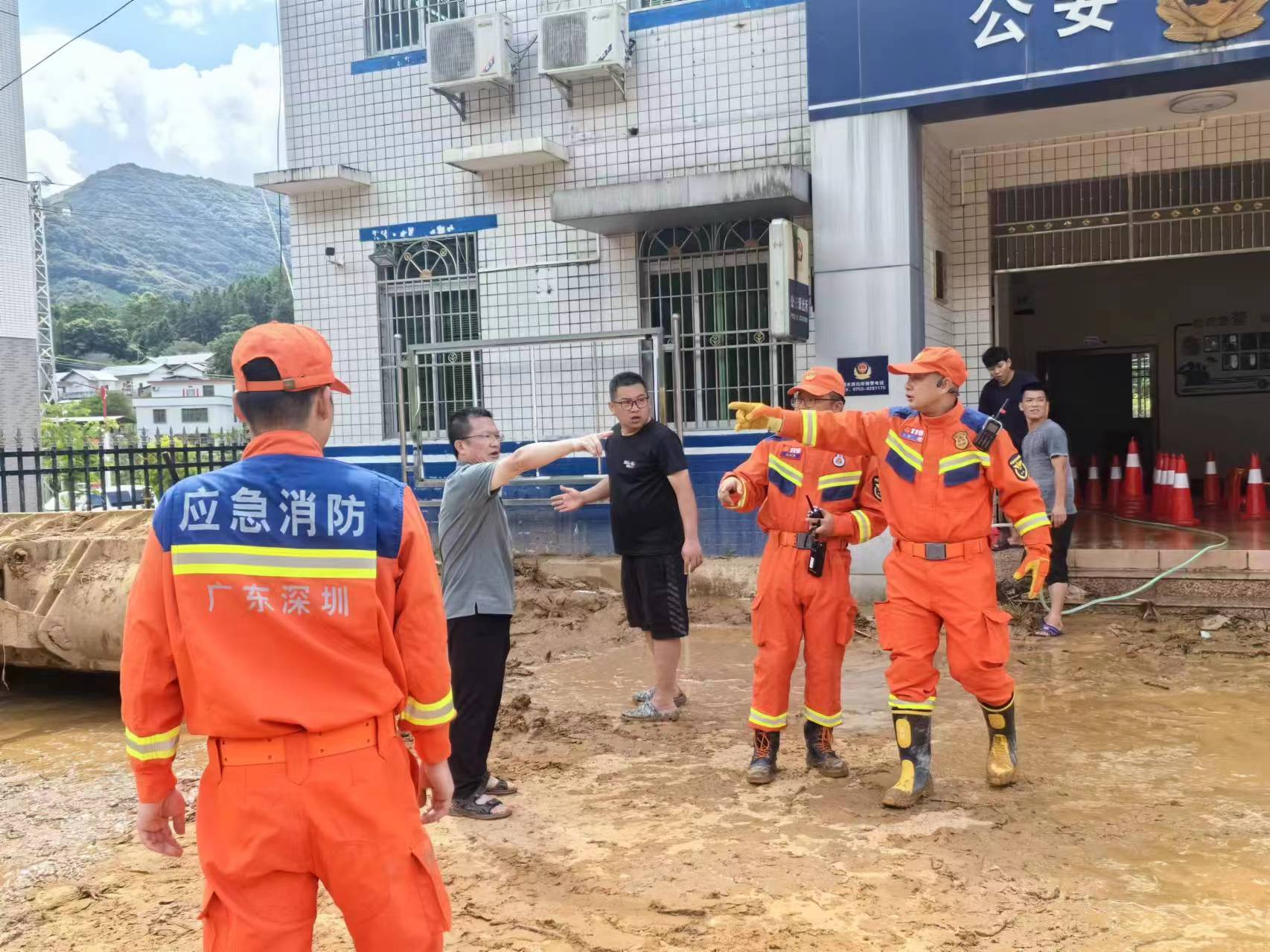 强降雨导致道路通行不畅 深圳消防助力梅州泗水镇清障清淤|强降雨_新浪财经_新浪网