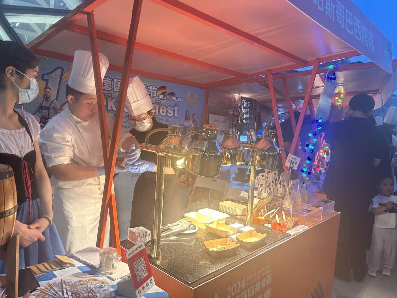 美食文化市集上，厨师正在为顾客烹饪美食。新京报记者 陈琳 摄