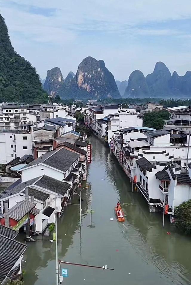 阳朔兴坪古镇部分道路被淹 据阳朔漓江景区