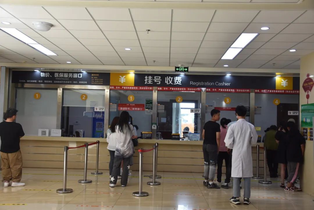 丽江市医院患者收费挂号窗口.(供图)