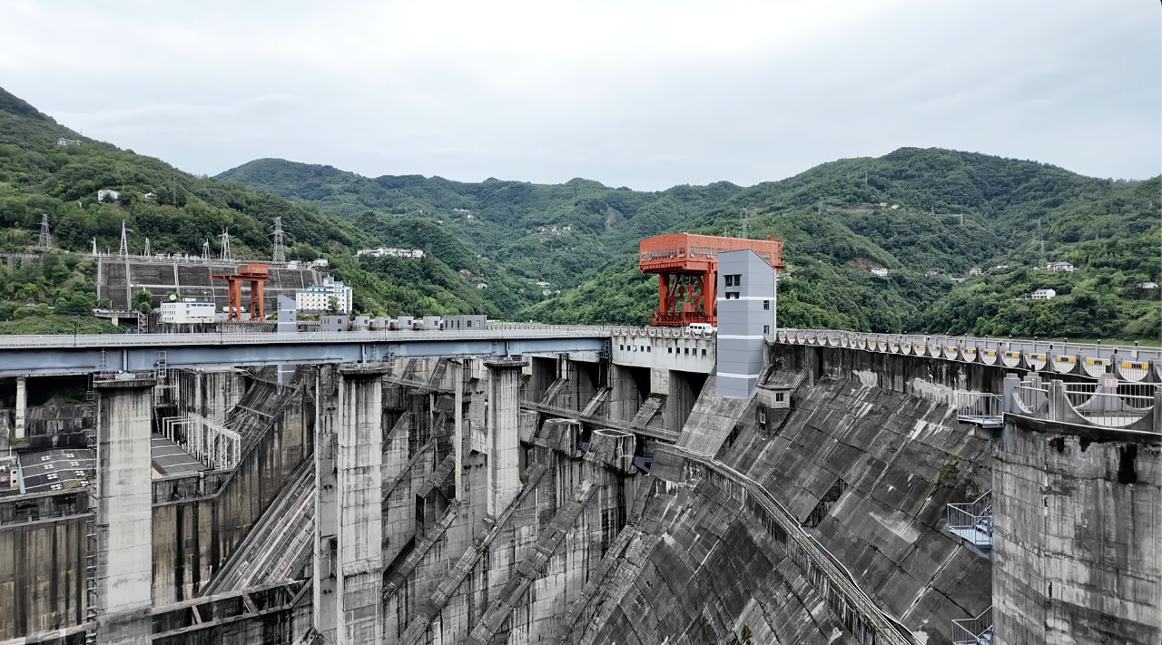 安康水电站的职工一直守着这里,保护水电站和水库的生态,认真打捞水库