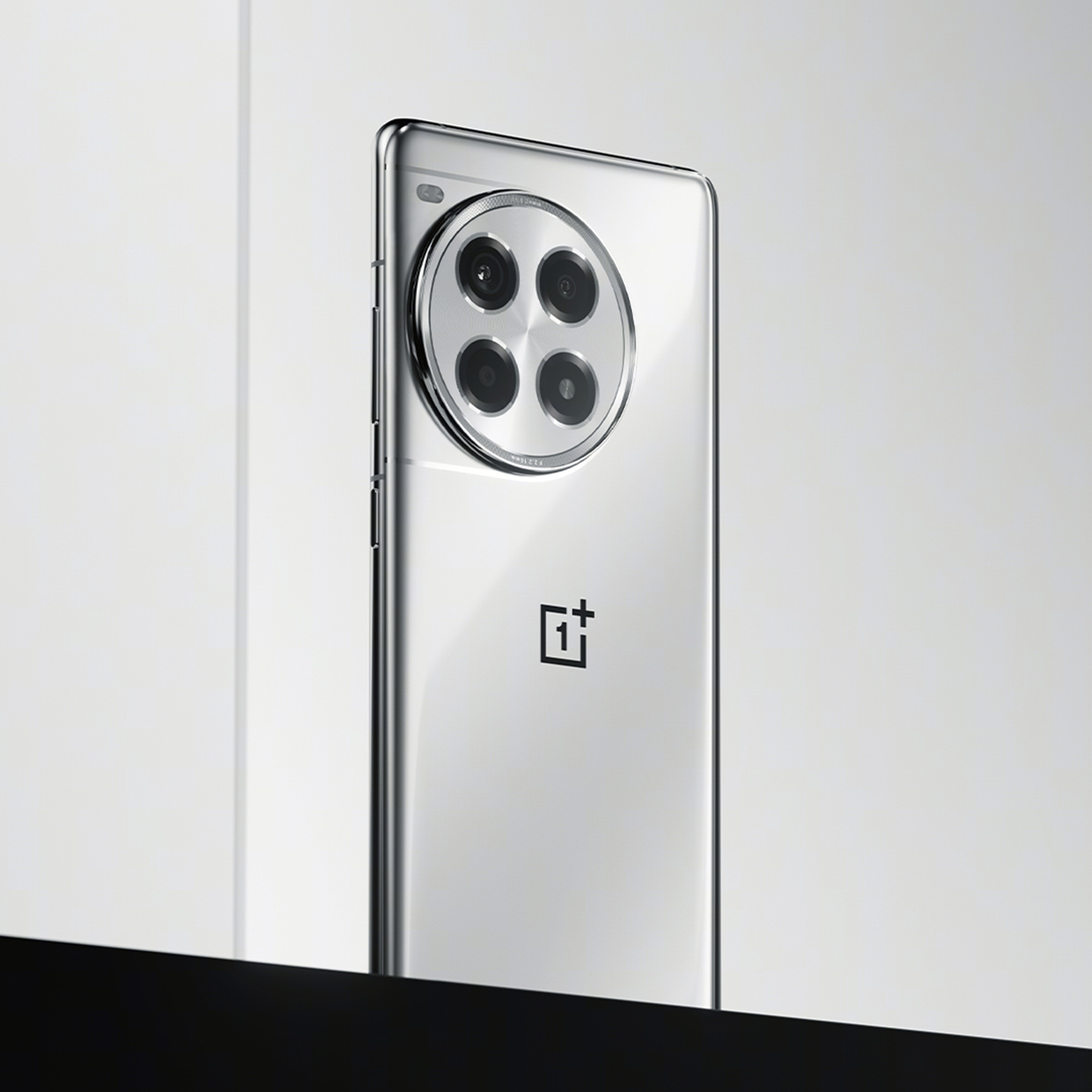 一加 Ace 3 Pro 手机新配色“钛空镜银”公布:首创液态金属玻璃工艺、银色亮面设计|玻璃|一加|设计_新浪科技_新浪网