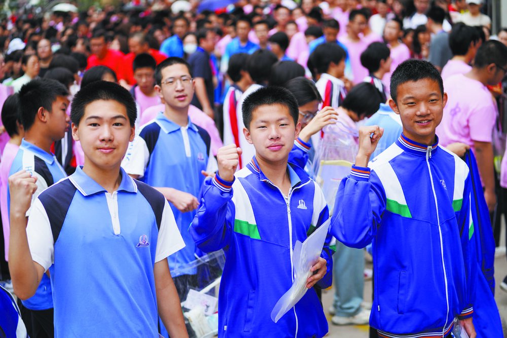 考生们带着微笑走进考场|考生|考场|中考_新浪新闻
