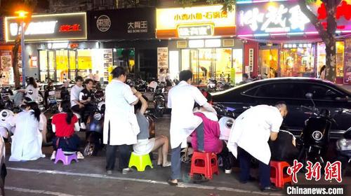 9.9元10分钟 广西南宁街头按摩受到年轻人喜爱|养生_新浪财经_新浪网
