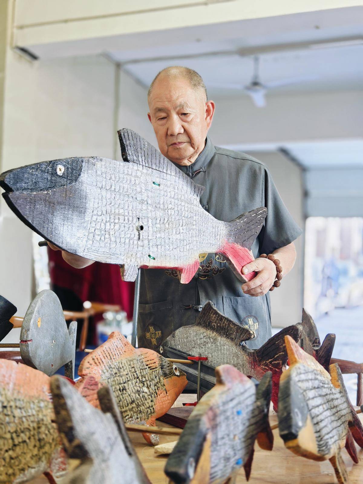 邹开林和他制作的木鱼。（湖北日报全媒记者陈义超 摄）
