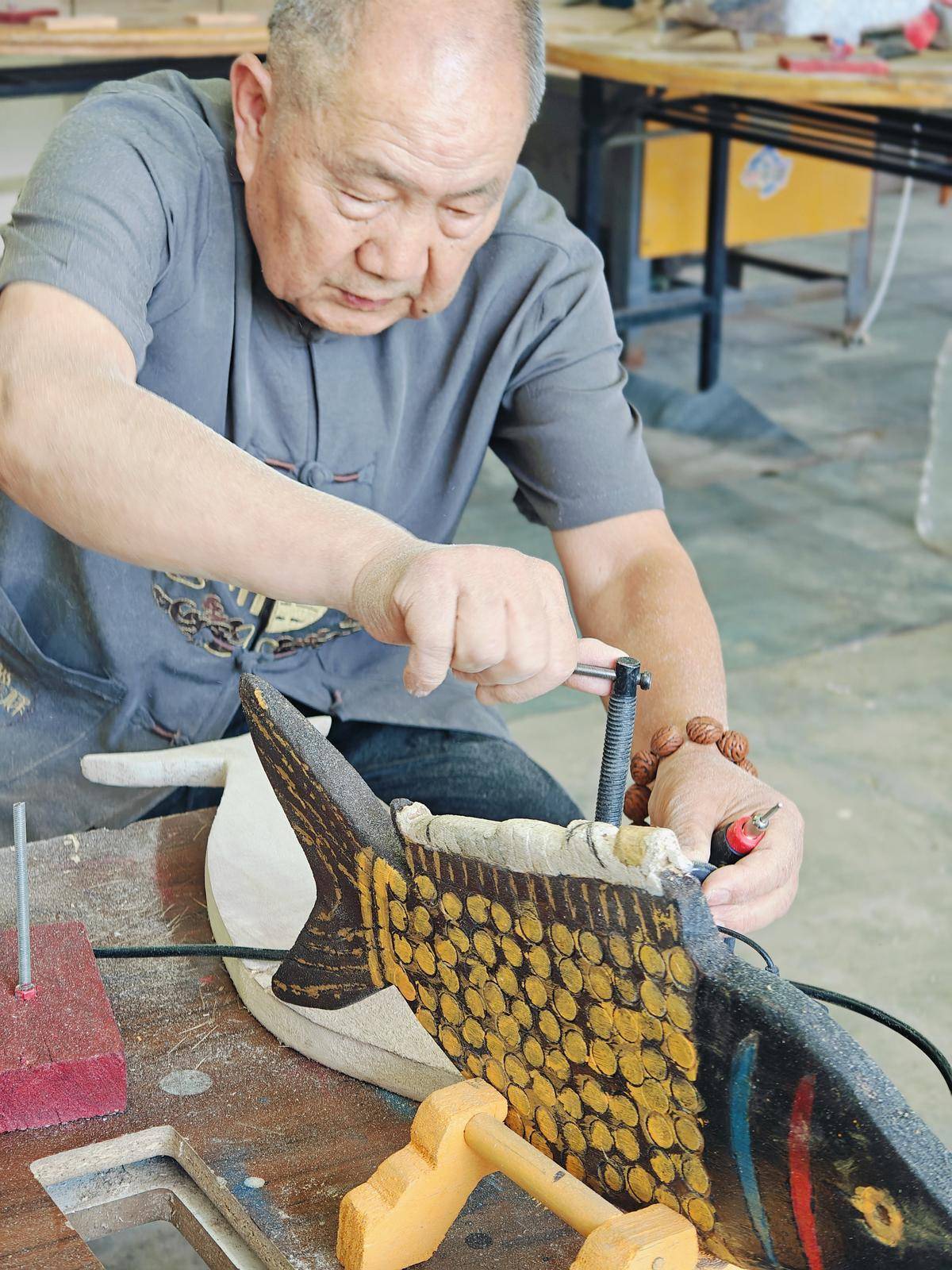 邹开林正在制作木鱼。（湖北日报全媒记者陈义超 摄）