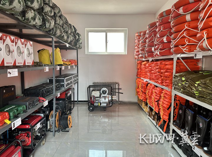 赞皇县应急救援大队防汛设备室.长城网·冀云客户端记者 张艺萌 摄