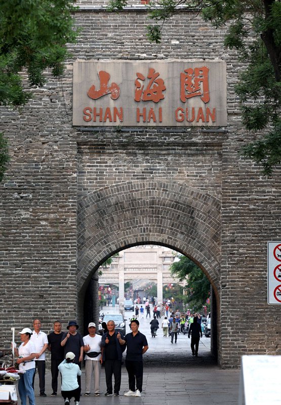 6月11日,游客在山海关古城西门外拍照留念.新华社发(梁子栋摄)