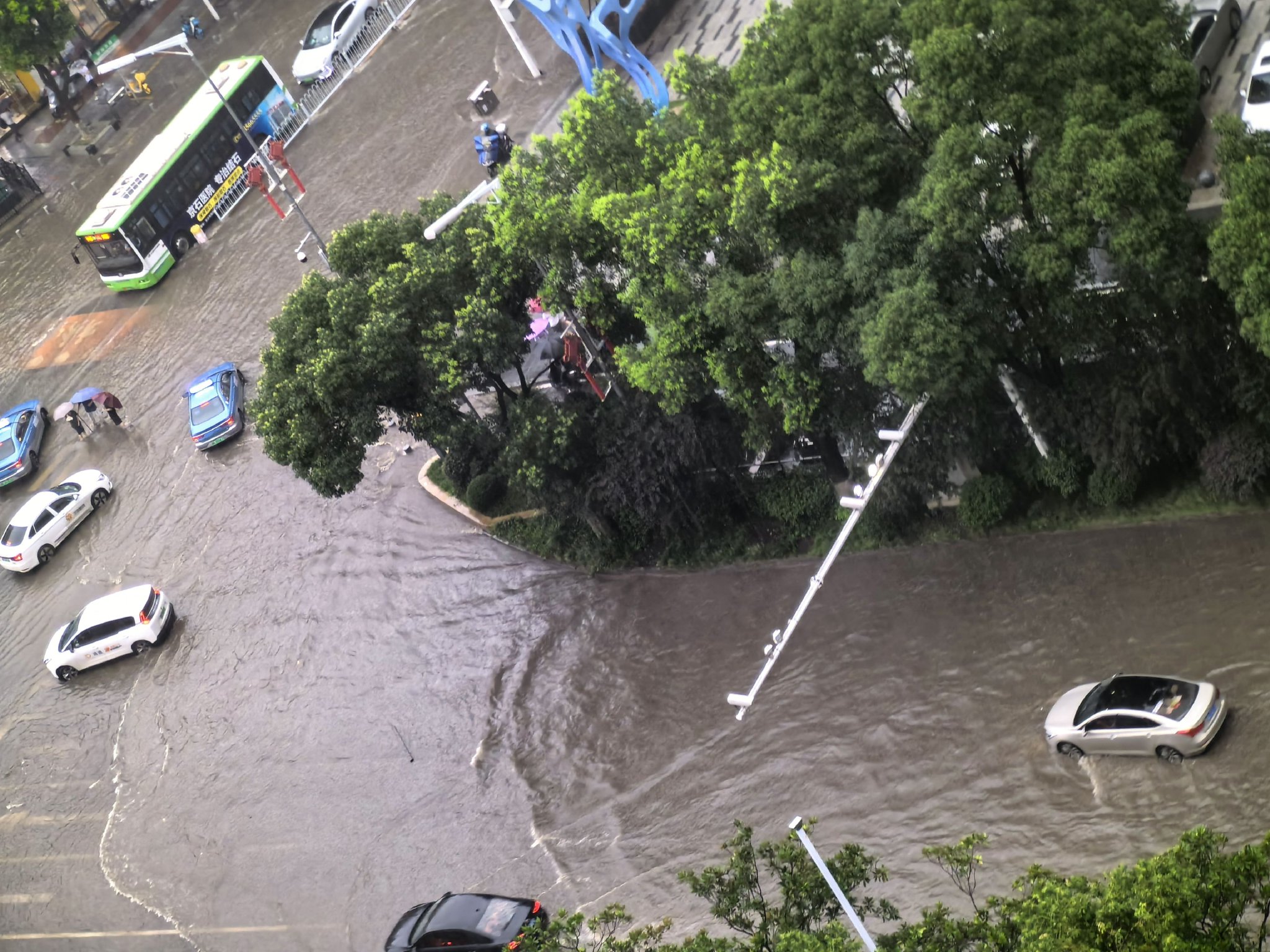 2024年6月24日,长沙,大雨天气,局部路面积水严重,车行缓慢.
