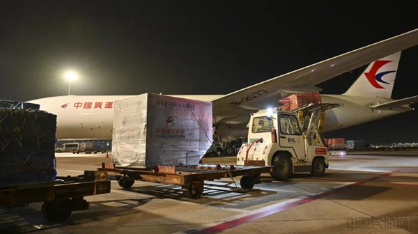 东航物流旗下中国货运航空首家在沪以便利化方式收运跨境电商带电货物后运往北美