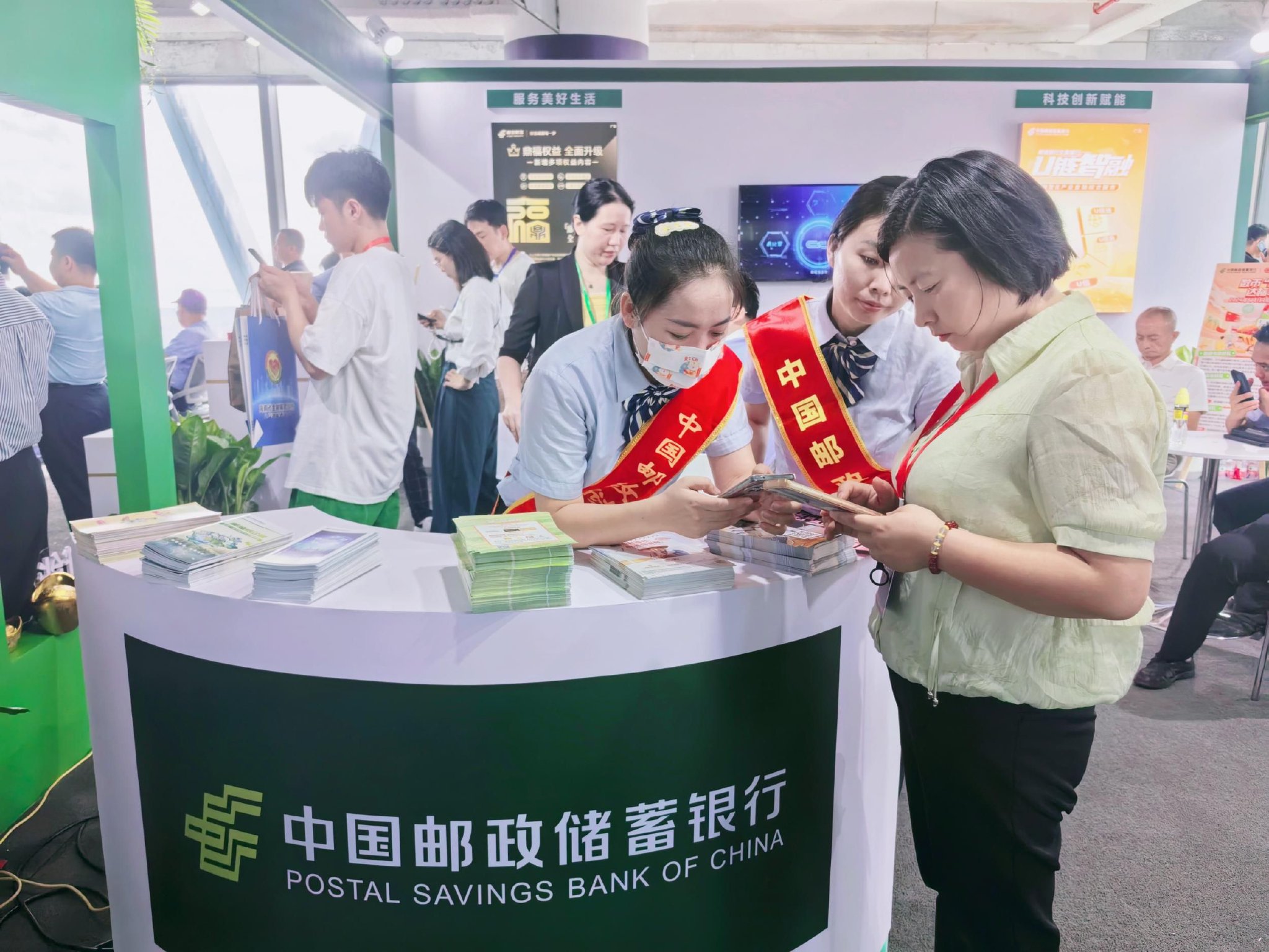 海南邮储银行工作人员现场推介产品和服务.汪慧 摄