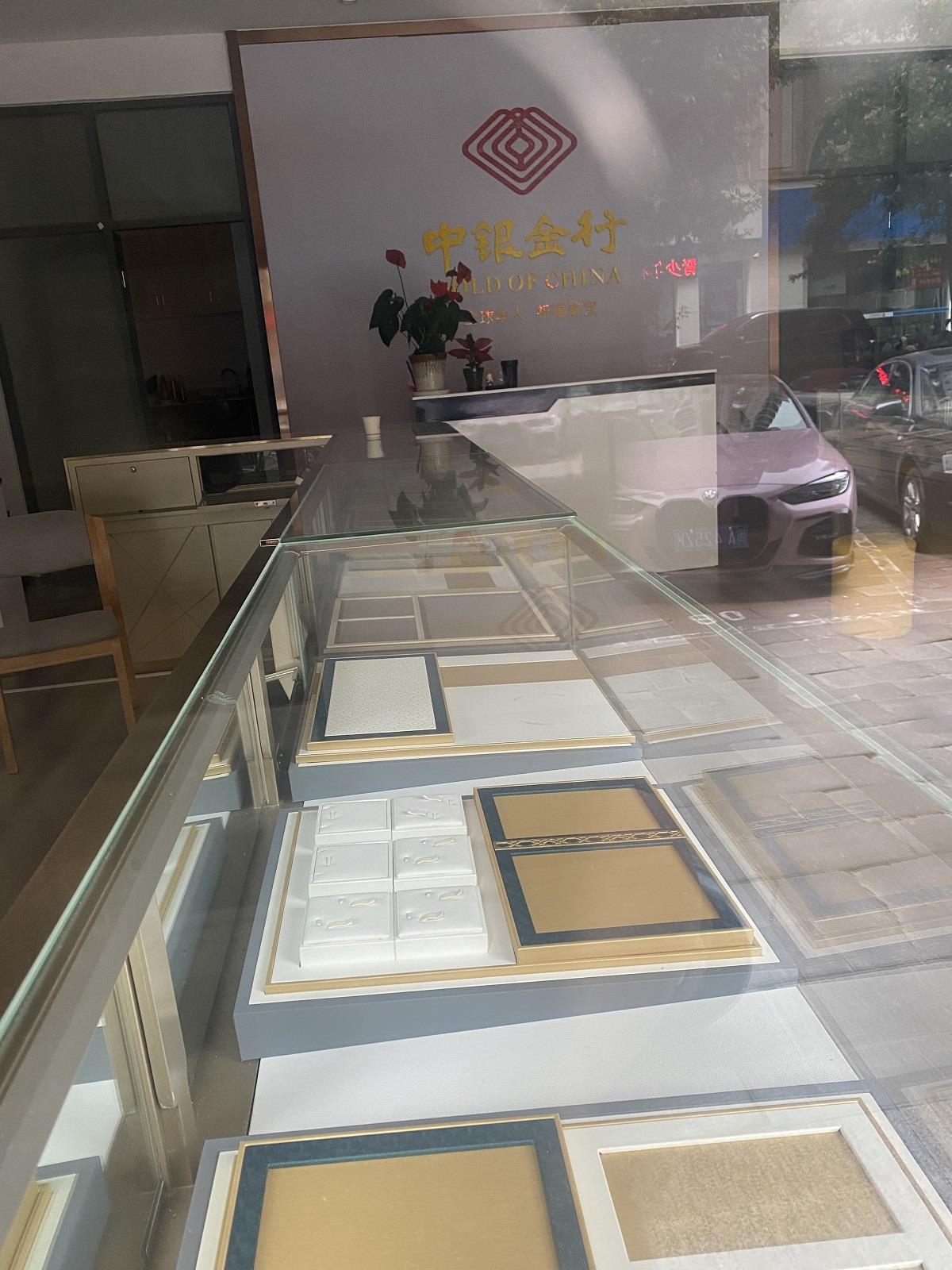 　　中银金行（温泉公园店）柜台全空，一件首饰都没有。张文章/摄