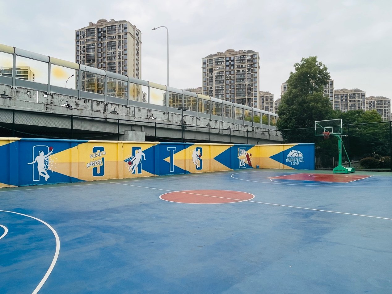 (图:永升服务团队进入永达花园后,增设篮球场,地面停车位,儿童游乐
