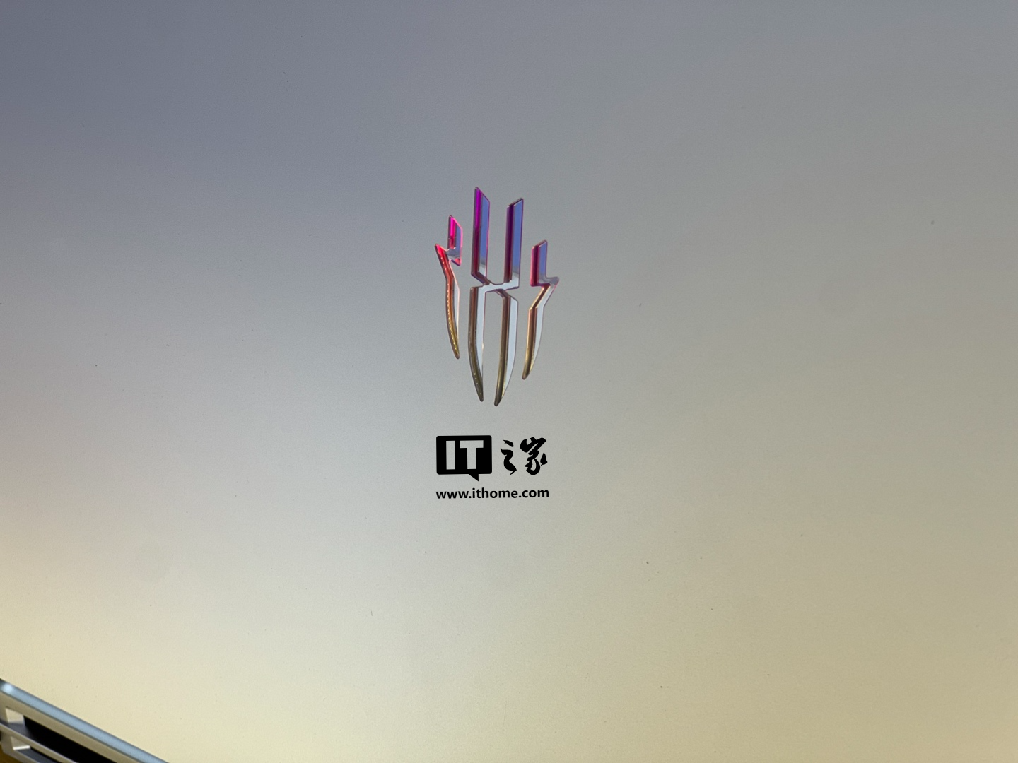 红魔首款游戏本 16 Pro 亮相 MWC24 上海展:一体金属工艺、RGB 灯效 LOGO|红魔|上海市|RGB_新浪科技_新浪网