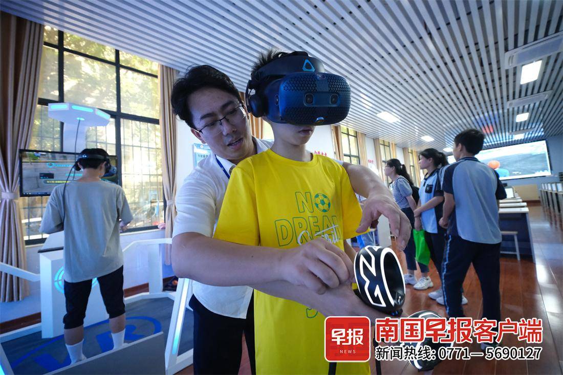 ▲职校老师指导学生通过VR设备体验专业项目。记者 尹世斌 摄