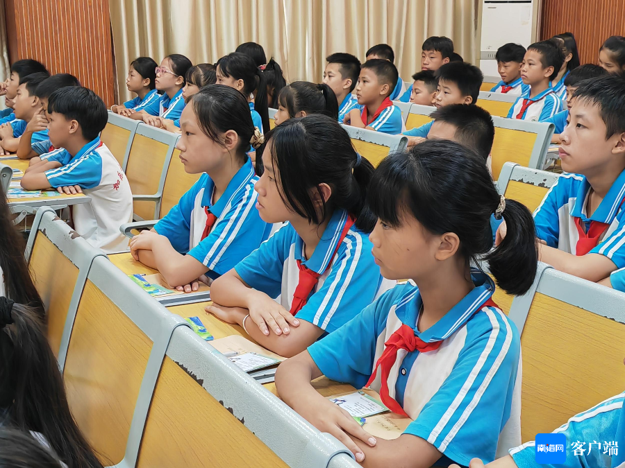 学生们认真听讲.记者 王小畅 摄