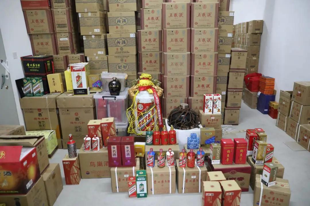 今年4月，浙江台州公安机关破获了一起特大制售假酒案。图片来源：台州公安微信公众号