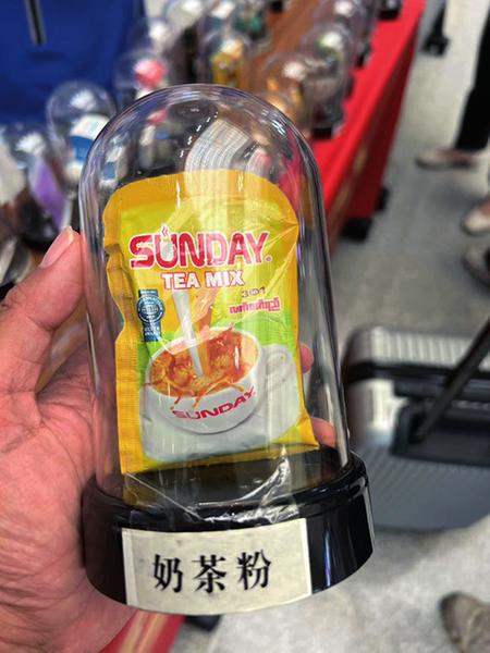 &nbsp;&nbsp;&nbsp;&nbsp;伪装成"奶茶粉"的新型毒品(模型)&nbsp;&