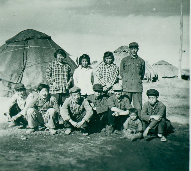 1956年，海南藏族自治州江西沟观测员在毡房前合影。