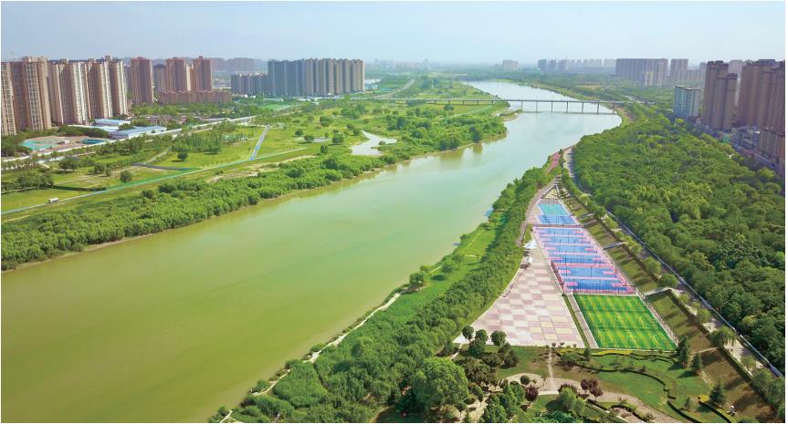 六月二十五日,航拍的渭河咸阳城区段,宽阔的河道两旁建有体育场和健身