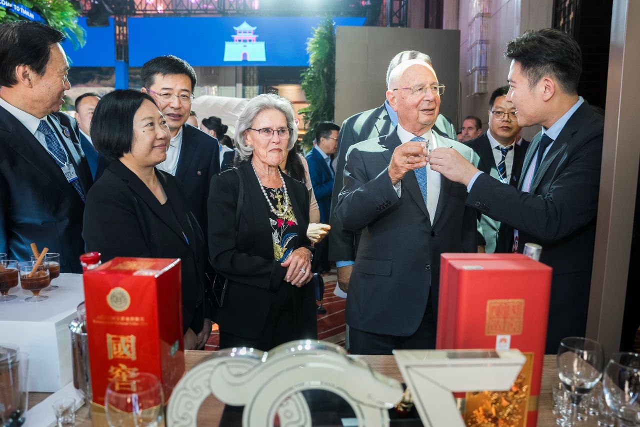 “干杯！”世界经济论坛创始人兼执行主席克劳斯·施瓦布品鉴国窖1573