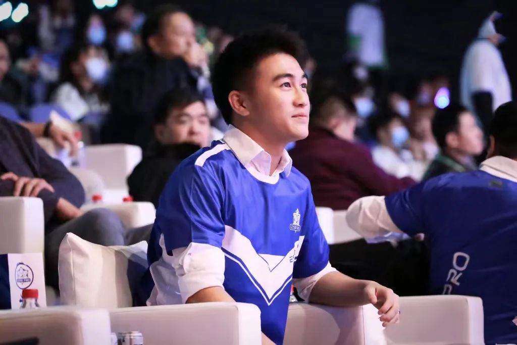 对话何猷君:当我面对肯定和嘲讽