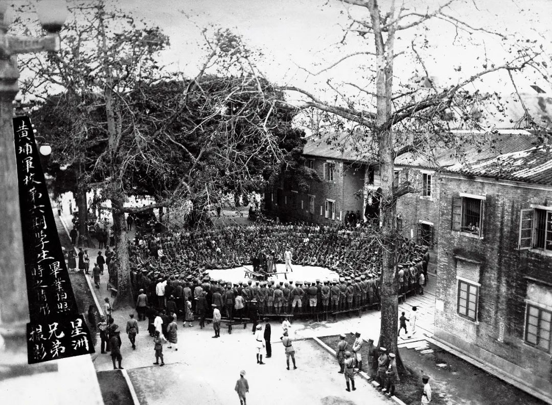 1929年2月，何遂在广州黄埔军校主持了第六期毕业典礼。图为“星洲兄弟摄影”为毕业生拍摄大合影的场景。图/受访者提供