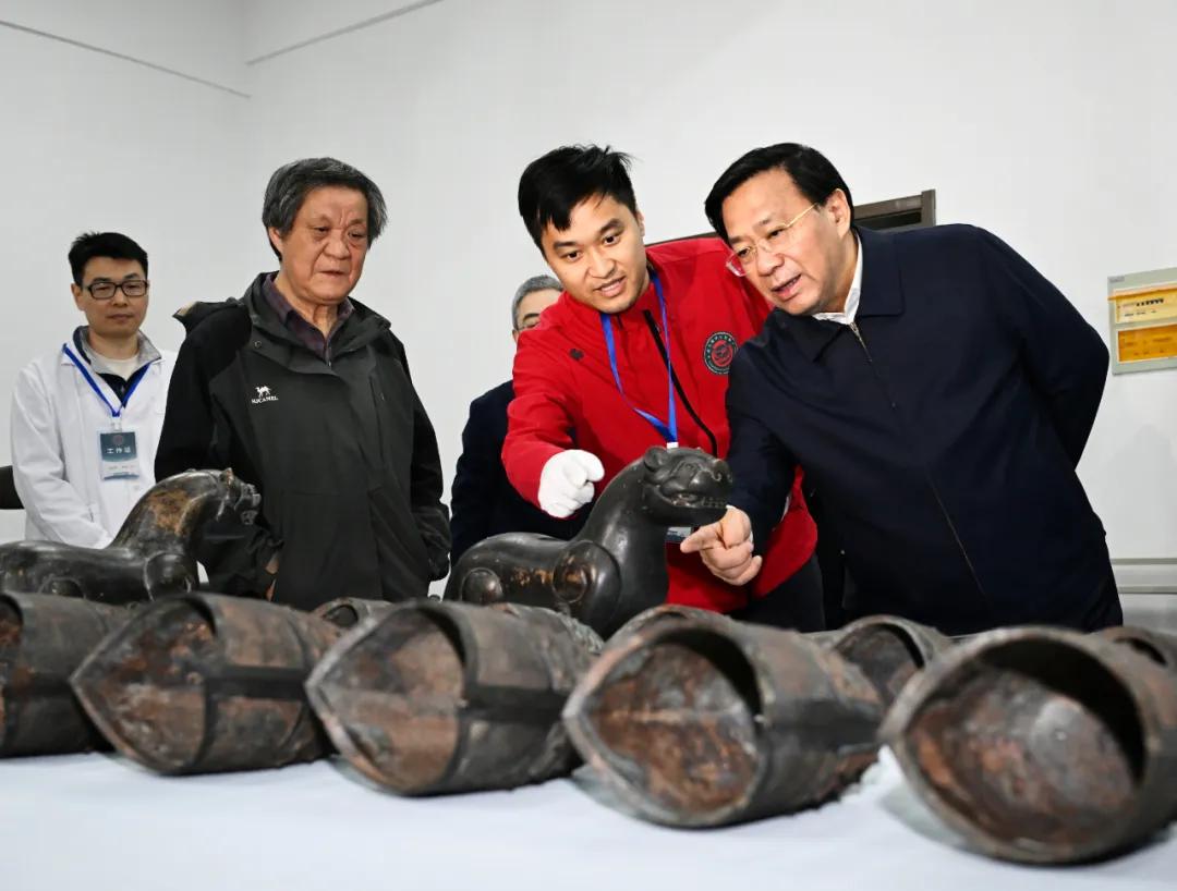 2024年3月29日，韩俊在淮南市调研武王墩墓发掘保护工作情况。