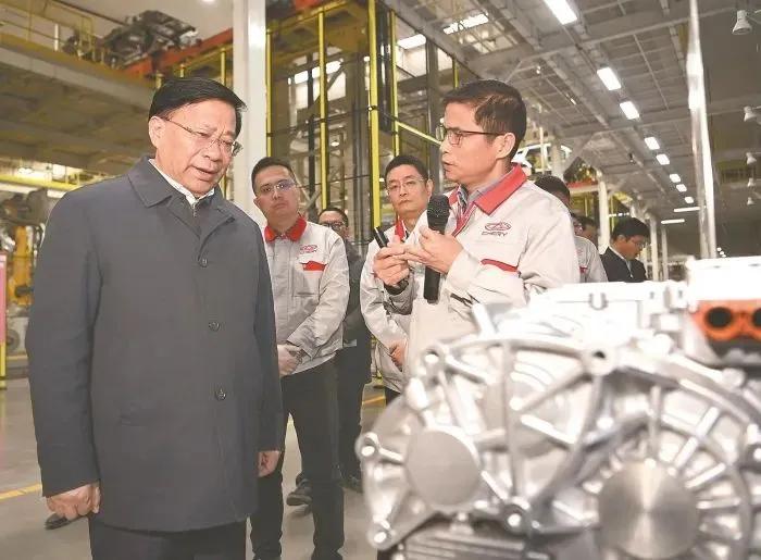 2023年3月23日，韩俊在奇瑞公司汽车生产车间察看生产线和科技展品，听取先进生产工艺介绍。杨竹 摄