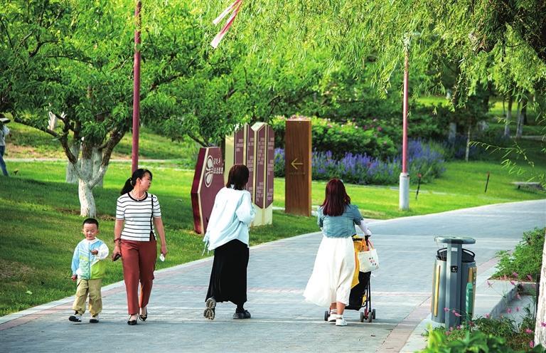 百花公园玉树琼枝,风景如画.文曲湖畔林水相依,景色宜人.