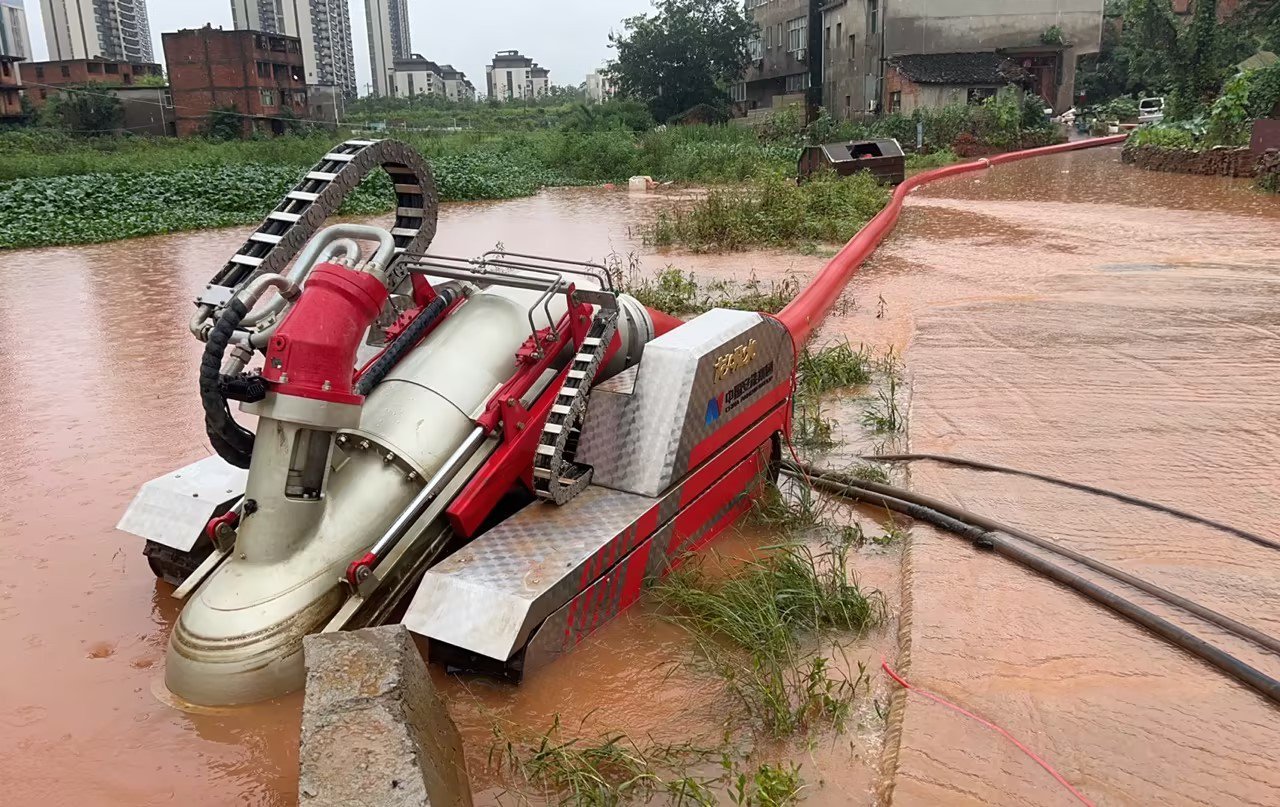 "龙吸水"抢险排涝