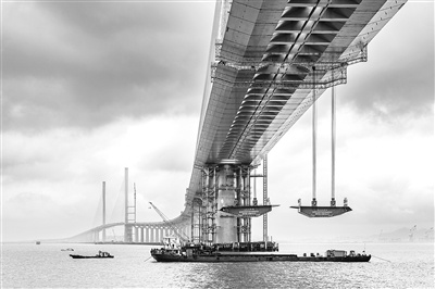 黄茅海大桥最后一榀钢箱梁吊装现场。 受访单位供图