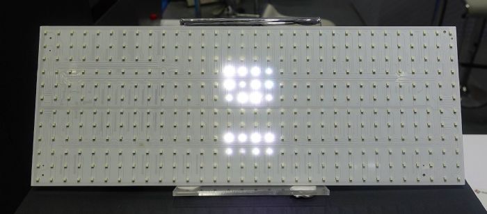 图3 聚积展出使用玻璃基板的mini-LED背光模块(MBI6306Q)