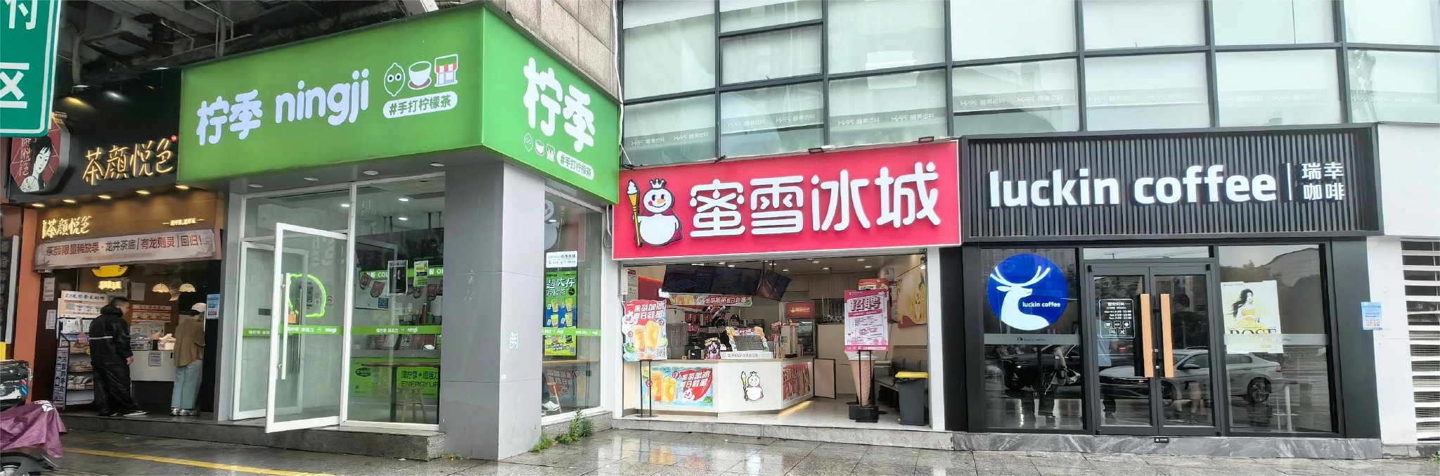 某学校附近多家茶饮店比邻而开 图源：财联社记者摄