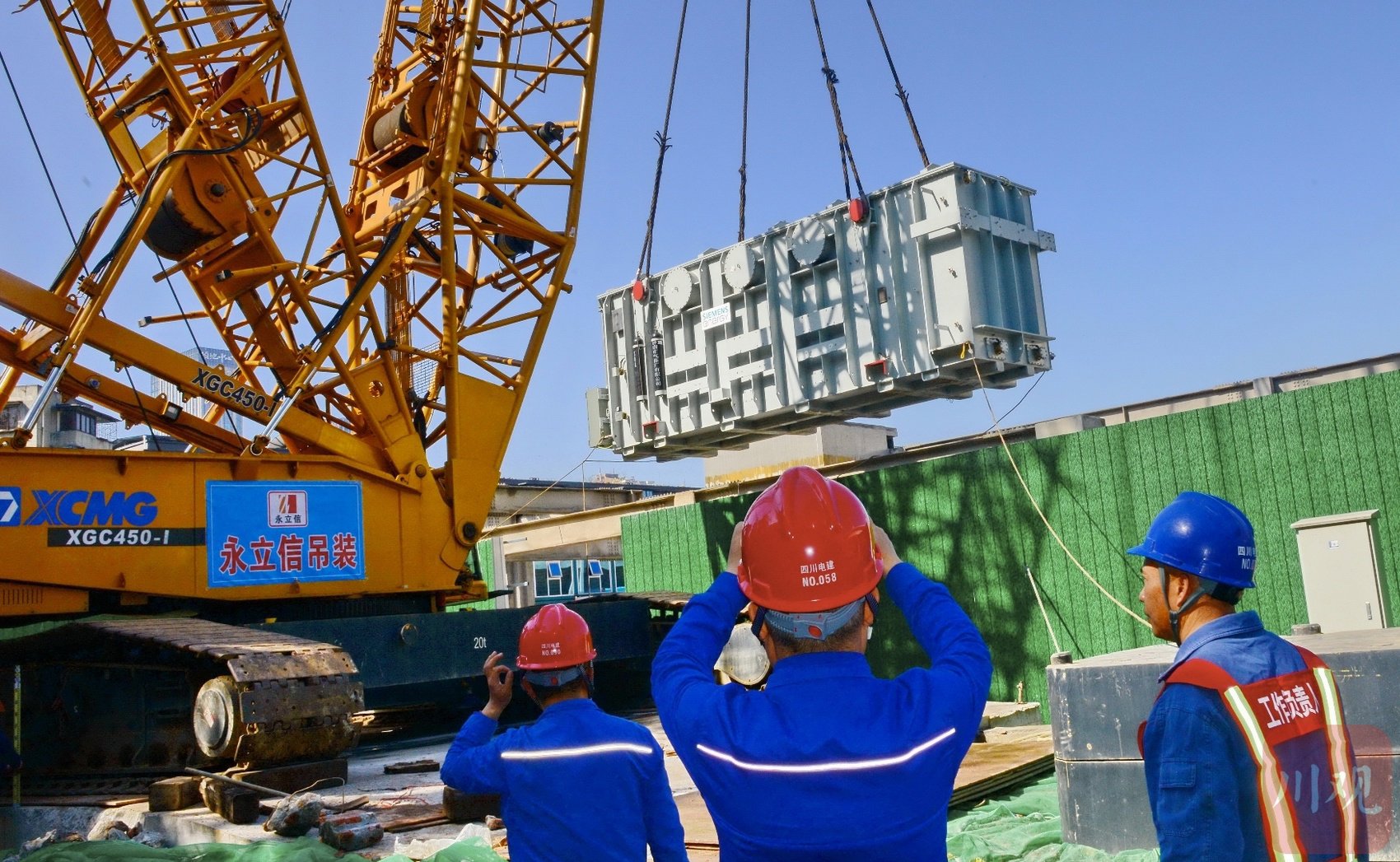 后子门220千伏地下变电站设备吊装.陈翔 摄
