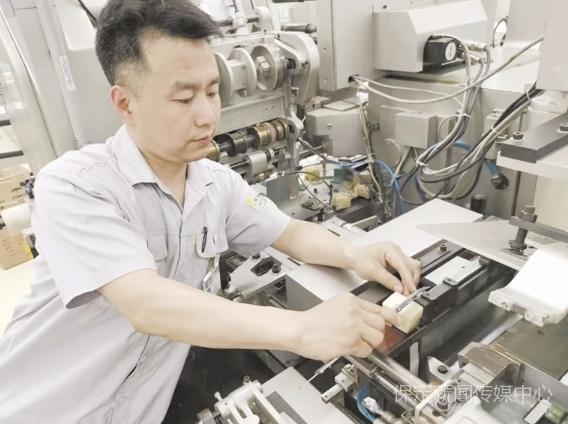 "6月25日,记者在河北中烟保定卷烟厂卷包车间里,听到工友们这样评价