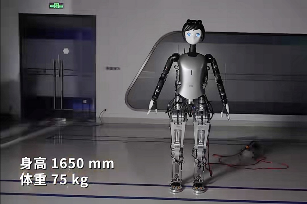 可以烤面包片和装盘,熨烫衣服等,这款人形机器人将限量预售