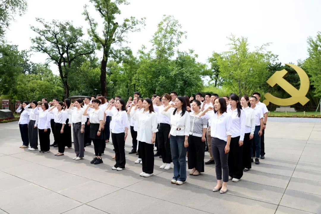 在香山革命纪念馆南广场,大家胸戴党员徽章,面向鲜红党旗行宣誓礼